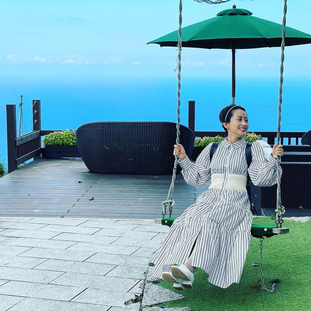 段文凝のインスタグラム：「自然に飛び込んで最高に気持ちいいです😍心から笑ってます❤︎ #自然  #ブランコ  #海」