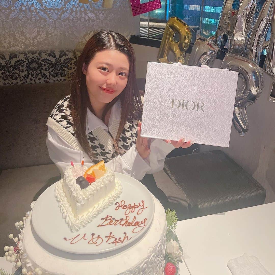 のインスタグラム：「みゆりんが祝ってくれた😭❤️ 可愛いケーキにプレゼントまで頂いちゃって、なにからなにまで ほんまにありがとう🥺🙏 嬉しすぎるんやけど☺️✨ これからもよろしくね❤️」