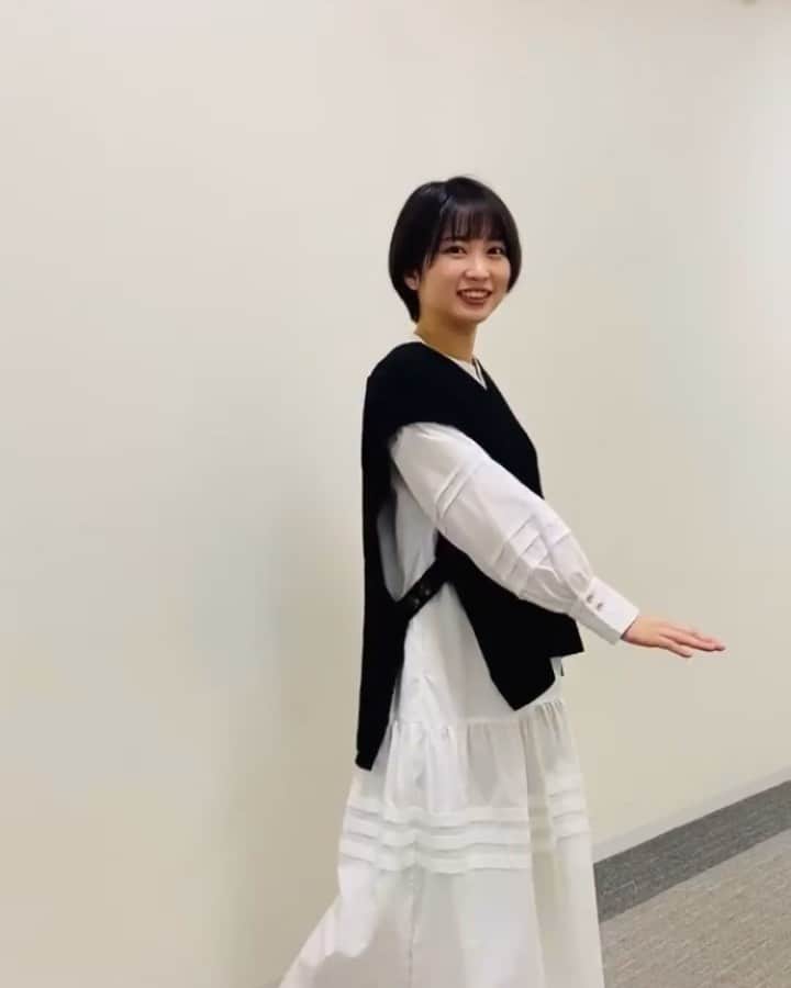 志田未来のインスタグラム：「とある日の #志田未来 の私服👗  お仕事で出会った #COHINA を プライベートでも愛用中😍  撮影でも着た白いワンピースと黒いベストがお気に入りらしいです😆  @cohina_official」