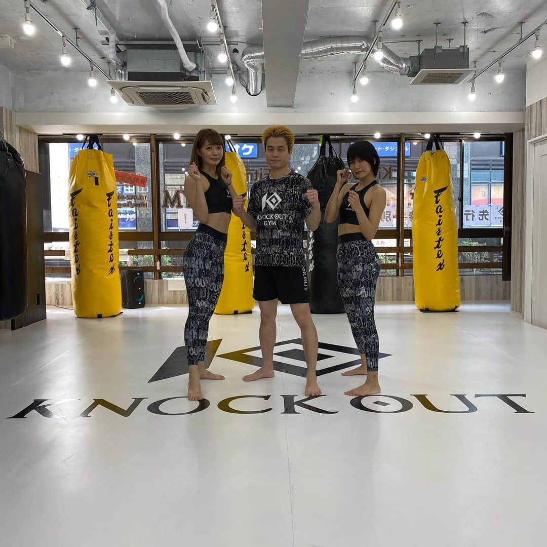 来栖うさこさんのインスタグラム写真 - (来栖うさこInstagram)「【👊🔥】  KNOCK OUT GYM 調布 @knock_out_gym   同じくKNOCK OUTラウンドガールの、七海ちゃんと二人でキックボクシングの体験に行きました(*ﾟ∀ﾟ*)  YouTubeも撮ったからお楽しみに💕  駅から徒歩３分？めっちゃ近い‼️ そして新しいので綺麗&オシャレ  嬉しい(´∀｀*)  KNOCK OUTらしく、 肘打ちもチャレンジしたけど 難しかったああ🤣🔥  そして、なんと‼️ KNOCK OUTのトレーニングウェア 一足先に頂きました(´∀｀*)  黒と白あるよ。  うさこと七海ちゃんは黒！  履き心地良すぎて普段着にしそう←  みんなでお揃いになろ〜 (((o(*ﾟ▽ﾟ*)o)))  また行く‼️🔥  #来栖うさこ  #齧り付きたいお尻 #愛媛県産グラドル #グラドル #グラビア #ショートカット女子 #お尻 #model #cosplayer #KNOCKOUT #knockoutgym #調布 #キックボクシング」9月16日 23時08分 - kurusu_usako