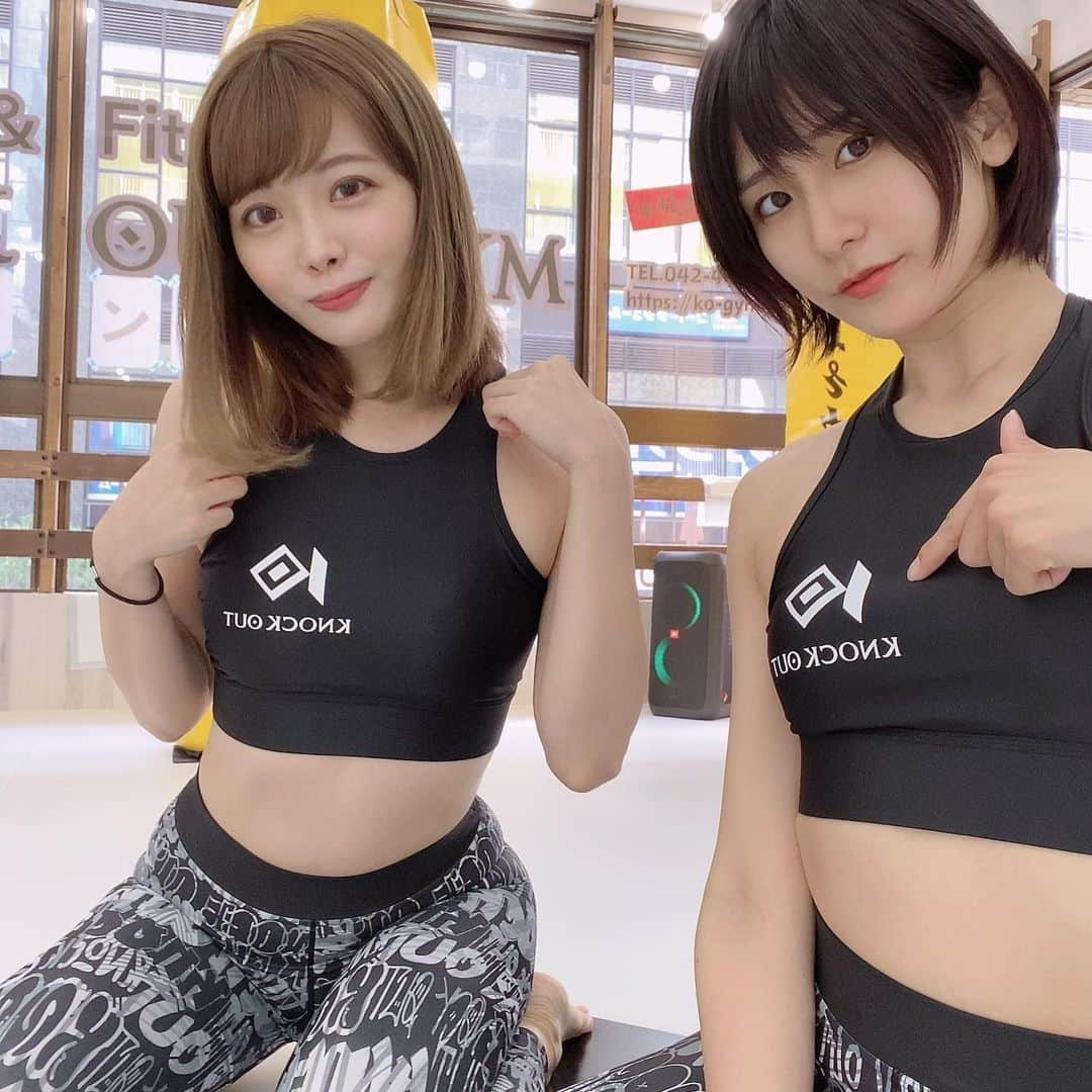 来栖うさこさんのインスタグラム写真 - (来栖うさこInstagram)「【👊🔥】  KNOCK OUT GYM 調布 @knock_out_gym   同じくKNOCK OUTラウンドガールの、七海ちゃんと二人でキックボクシングの体験に行きました(*ﾟ∀ﾟ*)  YouTubeも撮ったからお楽しみに💕  駅から徒歩３分？めっちゃ近い‼️ そして新しいので綺麗&オシャレ  嬉しい(´∀｀*)  KNOCK OUTらしく、 肘打ちもチャレンジしたけど 難しかったああ🤣🔥  そして、なんと‼️ KNOCK OUTのトレーニングウェア 一足先に頂きました(´∀｀*)  黒と白あるよ。  うさこと七海ちゃんは黒！  履き心地良すぎて普段着にしそう←  みんなでお揃いになろ〜 (((o(*ﾟ▽ﾟ*)o)))  また行く‼️🔥  #来栖うさこ  #齧り付きたいお尻 #愛媛県産グラドル #グラドル #グラビア #ショートカット女子 #お尻 #model #cosplayer #KNOCKOUT #knockoutgym #調布 #キックボクシング」9月16日 23時08分 - kurusu_usako