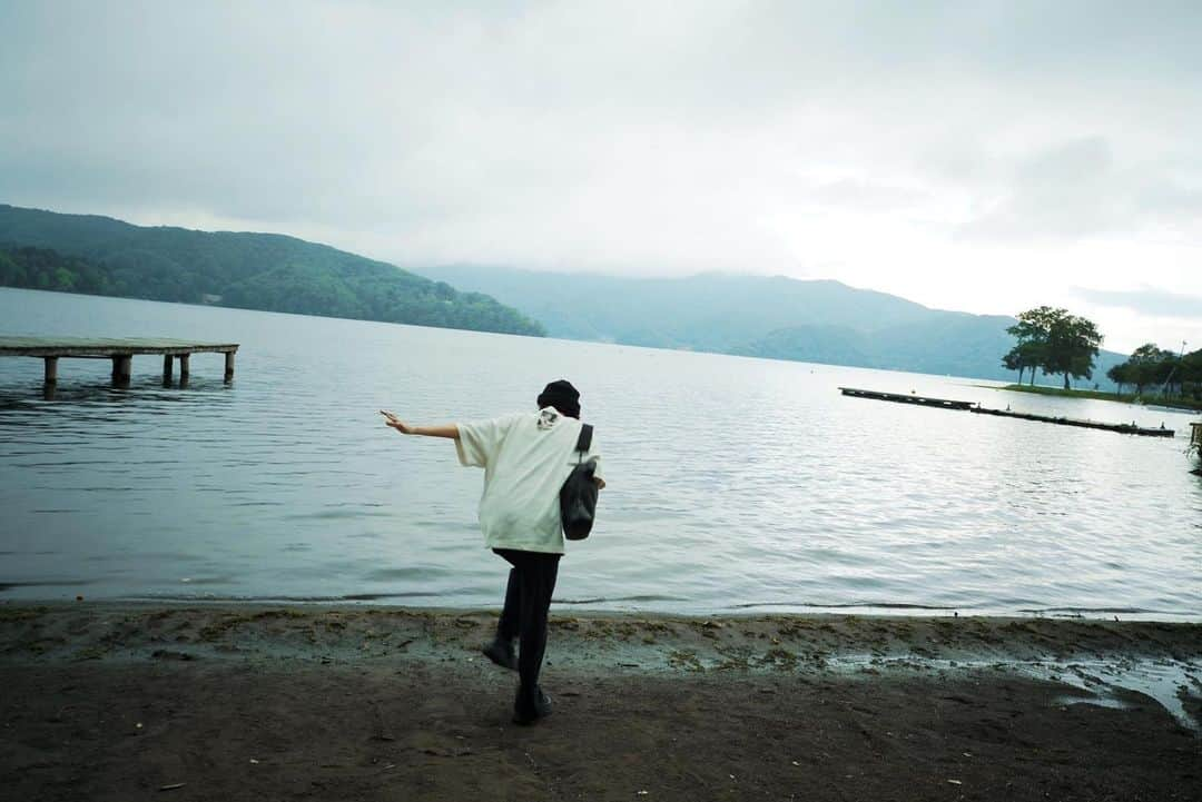 水川あさみさんのインスタグラム写真 - (水川あさみInstagram)「🐟 ナイルパーチの女子会が2021年日本民間放送連盟賞テレビドラマ部門の優秀賞を受賞しました。  みんなの頑張りとユニークなアイデアが積み重なって出来上がった作品だから、本当に嬉しい！ みんな元気かな？会いたいな。  写真は全く関係無い最近の写真なんだけど喜びを表現しているっぽいからこれにした🥴  #ナイルパーチの女子会」9月16日 23時31分 - mizukawa_asami