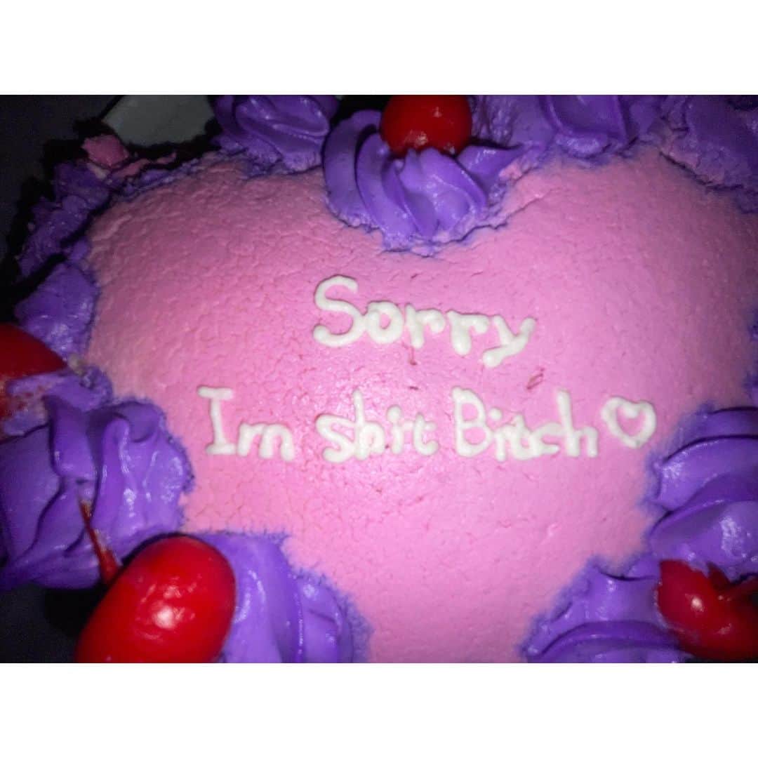 なつかさんのインスタグラム写真 - (なつかInstagram)「🎂 . . Sorry I’m shit Bitch ♡ . . オリジナルケーキを 作ってもらいました。 味も洋酒入りでふわっと🍷 . . @cakewith_tokyo #cakewith_tokyo」9月17日 0時02分 - natsucaos2