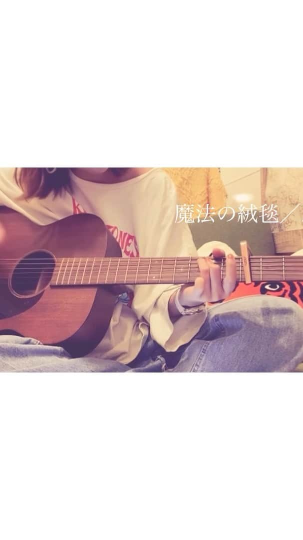弘松芹香のインスタグラム：「ギター練習してるの載せてこーかな〜🎸 そのうち消えるはず✌️  うろ覚えでグダったけどいけたんちゃう？ 練習やからな。 最後はiPad固まって楽譜見えんなってテンパってた！！笑」