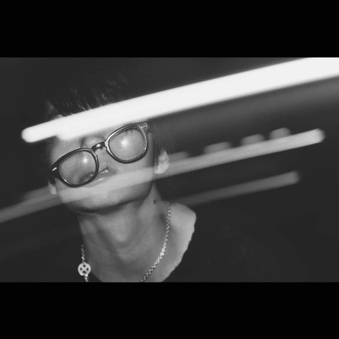 伊藤健太郎のインスタグラム：「おはようございます🌞 今日も天気が微妙ですが、頑張っていきましょ🤘  いつかの親友が撮ってくれた懐かしい写真。  kentaro」