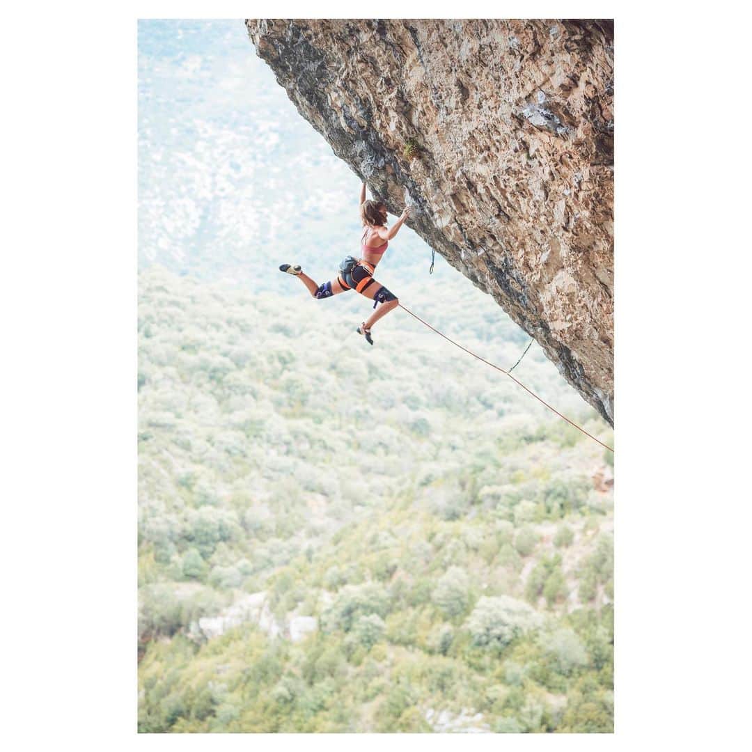 マーゴ・ヘイズのインスタグラム：「catch ‘n’ (don’t) release 🎣  . ~’a cravita’ 8a rodellar, aragon  . . image by @honngy 🤍 . @thenorthface @thenorthface_climb @petzl_official @lasportivana @lasportivagram @frictionlabs」