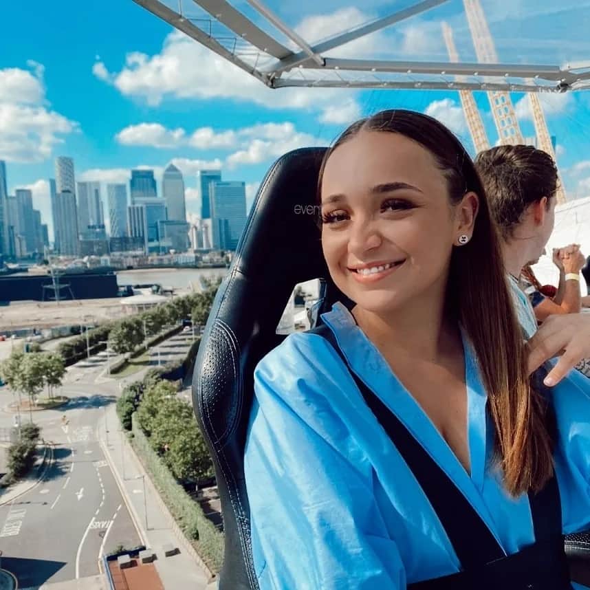 ローレン・プラットのインスタグラム：「We're soaring, flying🌤」