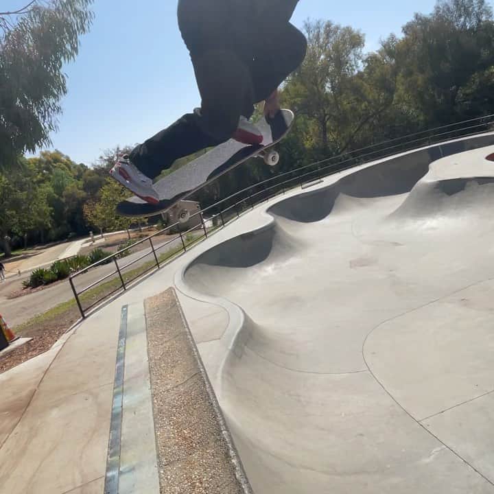 笹岡建介のインスタグラム：「thank you!  was fun😬 🎥@jordantoledo__spsa   #mktaxi#dcshoesjapan #dcshoes #skullcandyjapan #bells #independenttrucks #triforce_k #hi_5 #dorcus_tbs #6556skateboarding #divisio#fivecrossskatepark #showgekiskateboards #13mind#bern#bernjapan#make___#skate#skateboard #instagood #skatecrunch #skatecrunchmag #minirampsteez #vertskateboarding#usa #gyms」