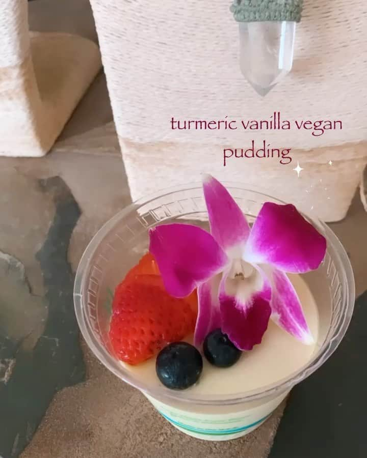 Peace Cafeのインスタグラム：「Healthy dessert anyone? 🍨🌺🍓 home-made Turmeric Vanilla vegan pudding 🤤」