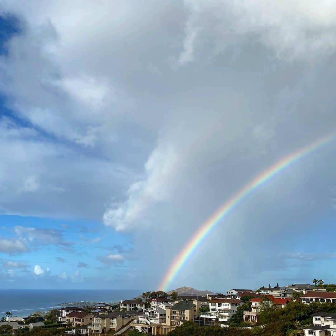 マキ・コニクソンさんのインスタグラム写真 - (マキ・コニクソンInstagram)「Aloha from Hawaii! 🤙🏼 一瞬だけど虹ちゃまが🌈が 顔を出してくれました！  先日、私のインスタにコメントを頂いた ワンさま小鉄くんのママ！小鉄君はきっと いまこの虹を元気に渡っていますよ！😊 ママがハッピーじゃないと小鉄君も ハッピーに虹の橋を渡れないからね！ 愛する者/物を亡くして辛くて悲しい 思いをしてる人はたくさんいます。 私もその経験があります。 だからYou are not alone!!   苦しい時や悲しい時、辛い時こそ自分の メンタルを強く持とうね！そんな時は ポジティブな自分と仲良くするといいよ！ ポジティブ思考なお友達と話したりするのもお勧め！気持ちがスッと楽になるからね！ めそめそするのもいいんだよ、 だけどずっとはダメ！あるところにきたら エイって割り切るの！💪🏼 自分の為に！ そうすると不思議と自分のモヤモヤ、 悲しみ、ツライ気持ちがなくなって 自然と”Move On”出来るから！👍🏼  日本は台風が接近しているみたいだから 油断しないでね！🌫 “備えあれば憂いなし”そして “油断大敵”ですよ！ 被害がない事をハワイから祈っています。  今日も頭をポジティブ脳に切り替えて 元気に行ってらっしゃい！👋🏼😊 私も行って来まぁす！👋🏼🚗💨  #エアハワイ🌺  #ハッピーレインボーのおすそ分け🌈  #気持ちだけでもハワイ😊  #ポジティブ脳に切り替えよう！ #You are not alone」9月17日 5時58分 - makikonikson