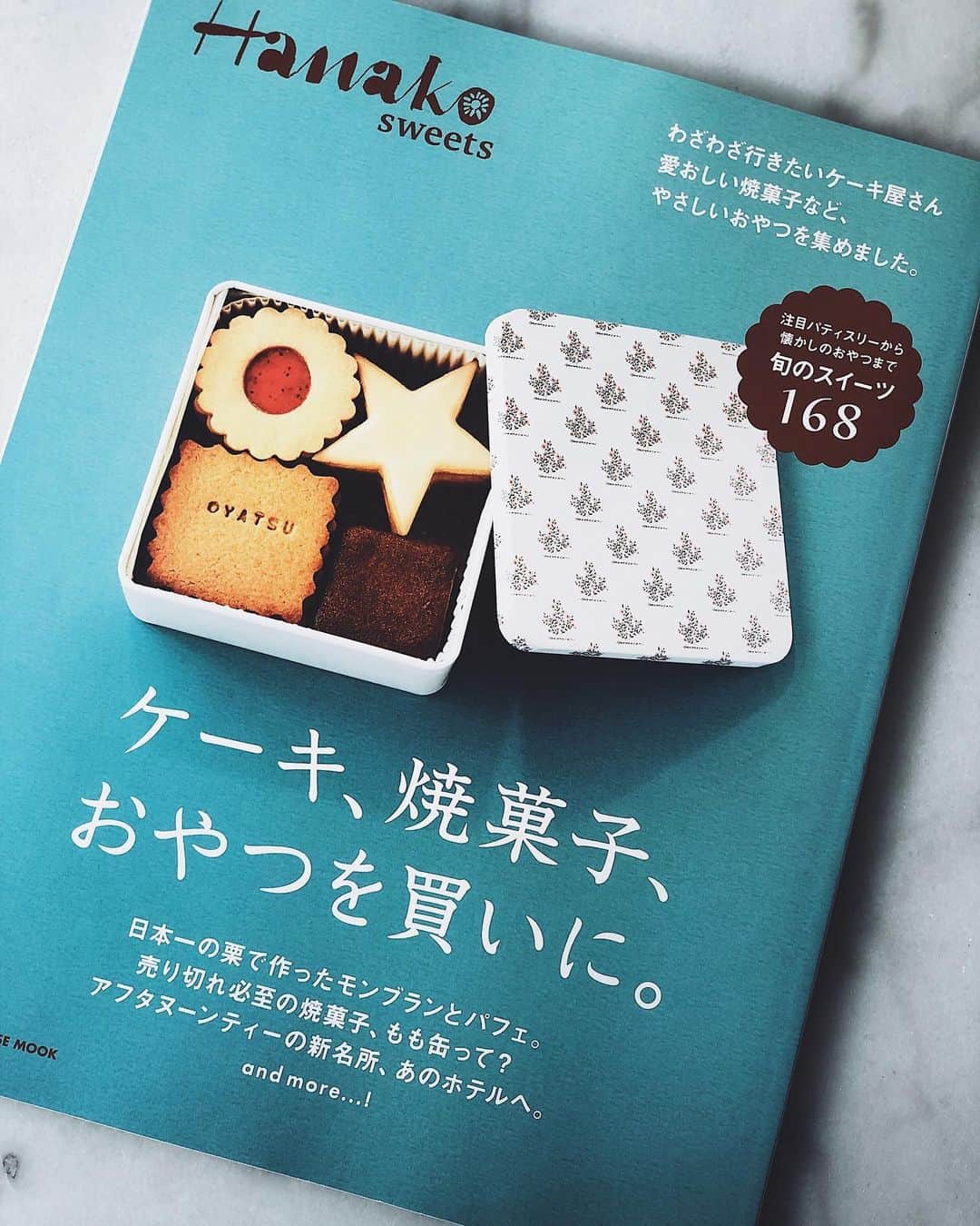 川村桃子のインスタグラム：「⠀ た、た、た、た、大変！！ ⠀ 本日発売のHanako sweetsの表紙が @momo_can14  『もも缶』なんです！！！ 奇跡です！！ まさか表紙になるなんて！！ 嬉しすぎて夢なんじゃないかって 今でも思ってる笑 ⠀ 中ページは見開きで取材してもらい、これまた素敵に☻ @chokkiyoshie の温かい文章も好き。 ⠀ もも缶を始めて2年半が経ち、こんな日が来るだなんて想像もせず毎日せっせとクッキー焼いてました笑 ⠀ 是非ご覧ください。 一家に1冊と言わず2冊でも5冊でも♡ ⠀ あぁ、夢みたい♡ ⠀ #もも缶 #hanako #mook #hanakosweets #momocan #表紙 #cookies」