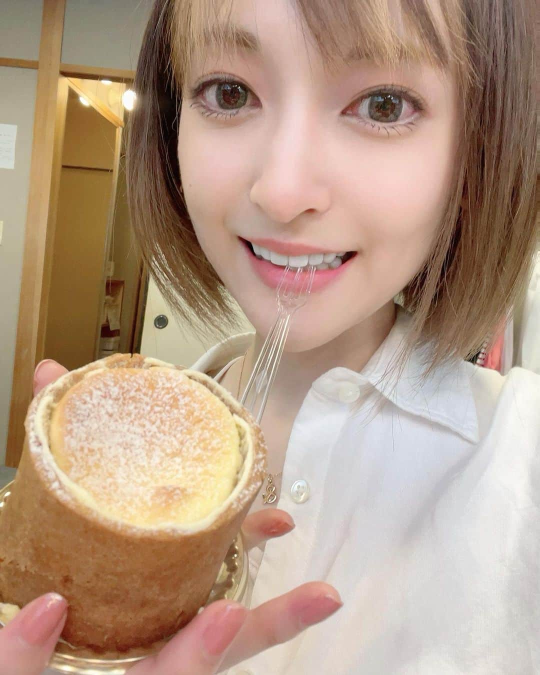 神田沙也加のインスタグラム：「可愛すぎない！？(/ _ ; )💕 公演ない日なのに終演後に届けてくれました。 そしてとろける&サクサク食感すっごい美味しかったです、晴ちゃんありがとう！ #木下晴香」