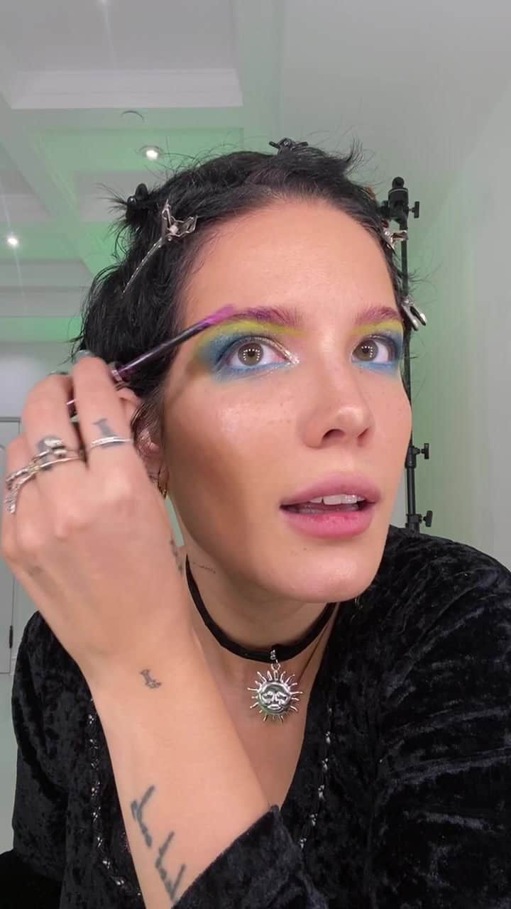 Halseyのインスタグラム：「Playing with my favorite launch yet ✨ @aboutfacebeauty」