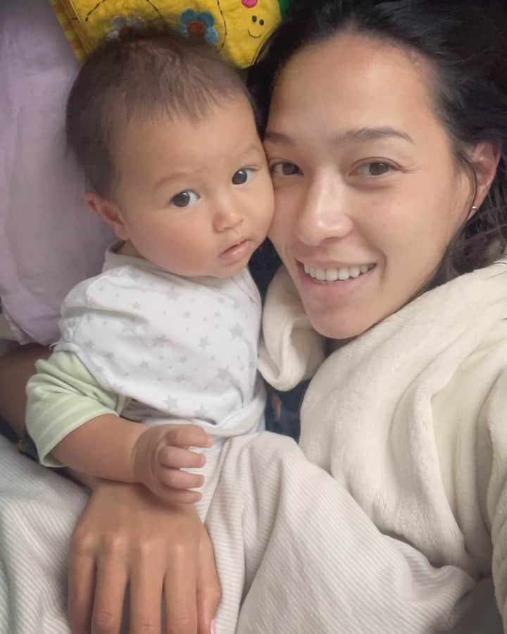 のインスタグラム：「It was cold last night so we co slept in her room. It’s moments like this I will treasure forever 💞👼✨」