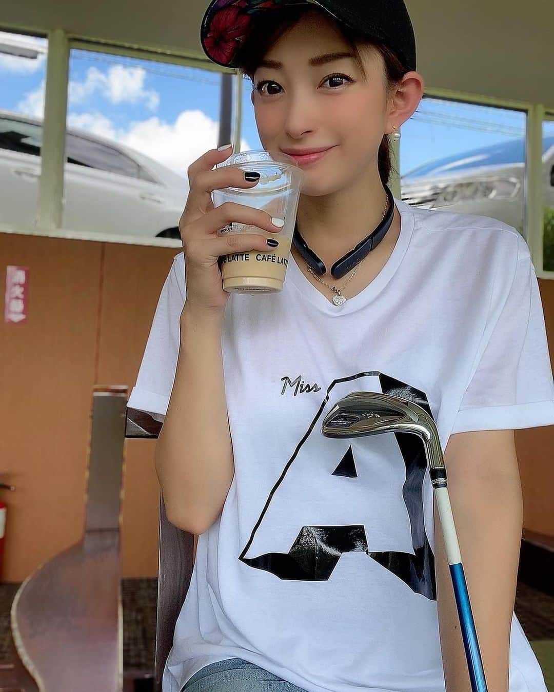 RIKAのインスタグラム：「. シャンクを治すために練習🏌️‍♀️ 50球しか打ってないけど治った気がする😁 . 私の首にあるのはイヤフォンなんです♪ すごく軽いから練習中に最適❤️ . 耳を塞がないから周囲の音に気が付けて安全だよ✨ . Amazonからお得に買えるクーポンです👉👉 Mu6 ring空気伝導イヤホン アマゾンURL: https://amzn.to/3jKdOO5  クーポンコード：GOHW9Q4T . . . #イヤフォン #mu6ring  #音楽 #自分時間 #骨伝導イヤホン」