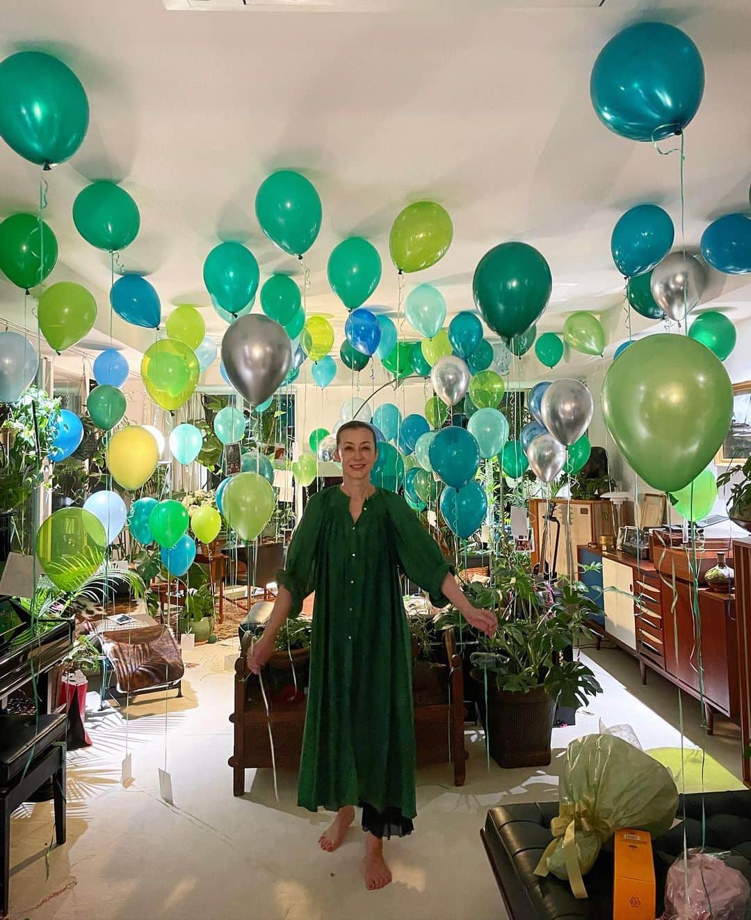 桐島かれんさんのインスタグラム写真 - (桐島かれんInstagram)「昨夜は、家族のお祝い事がふたつ。 風船で飾りつけをしました。 グリーンからブルーのグラデーション。  #balloondecor #balloons #風船」9月17日 8時45分 - houseoflotuskaren