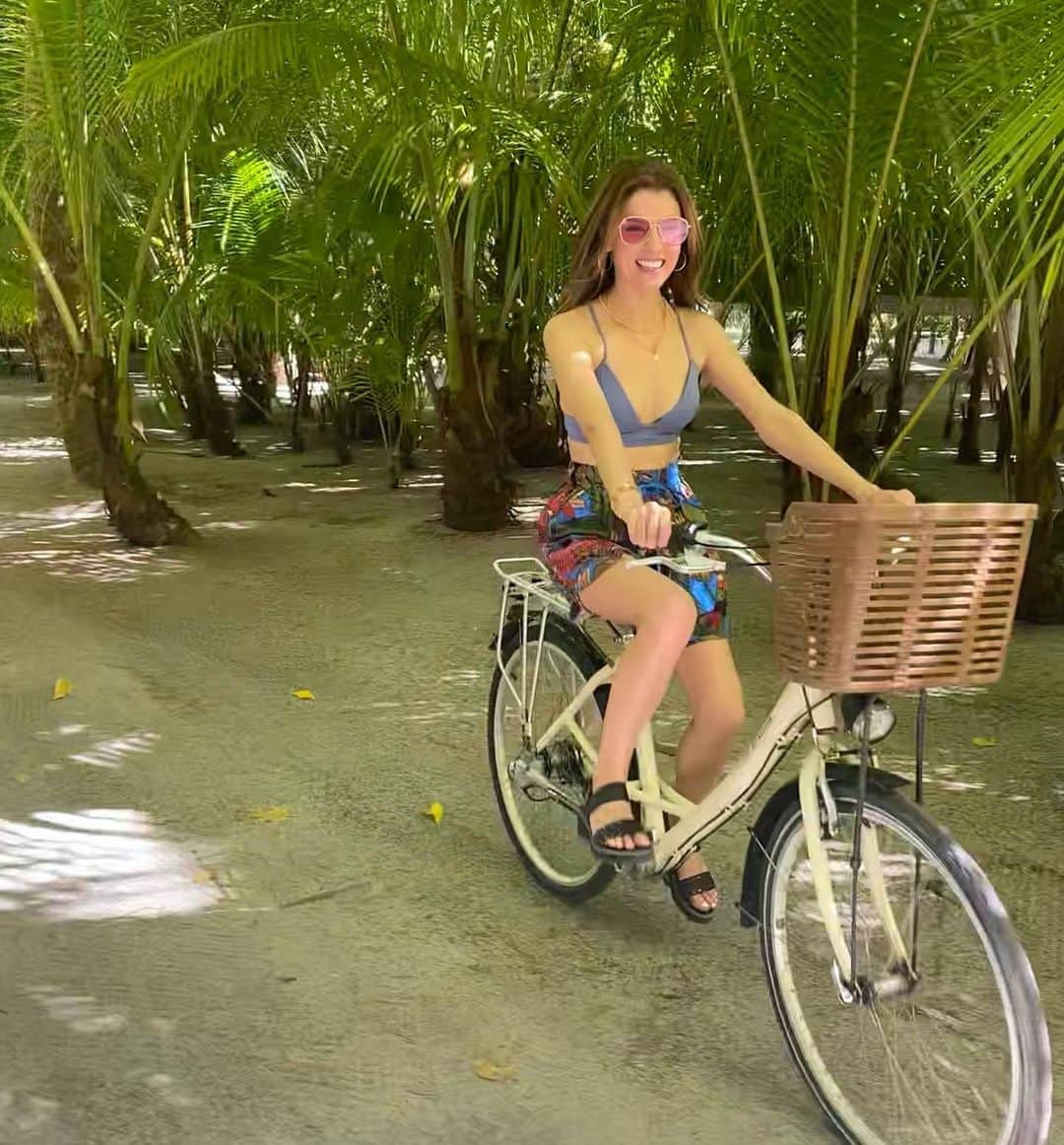 アナ・ケンドリックのインスタグラム：「Man, I’m gonna be so pissed when I turn around and my mom isn’t holding on anymore 🚲」