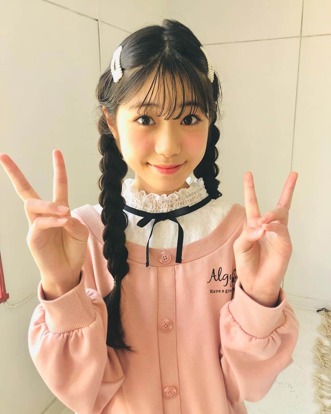 ニコ☆プチのインスタグラム：「今日はチョキ✌︎✌︎🎀  #濱﨑心愛」