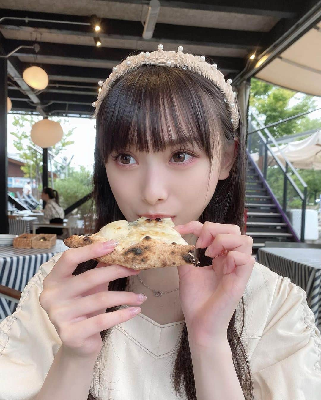 梅山恋和さんのインスタグラム写真 - (梅山恋和Instagram)「🍕  . .  蜂蜜かけるピザおいしい🍯  . .  #窯焼き#ピザ#カチューシャ #美味しい#557#おもち映え」9月17日 19時31分 - cocona_umeyama