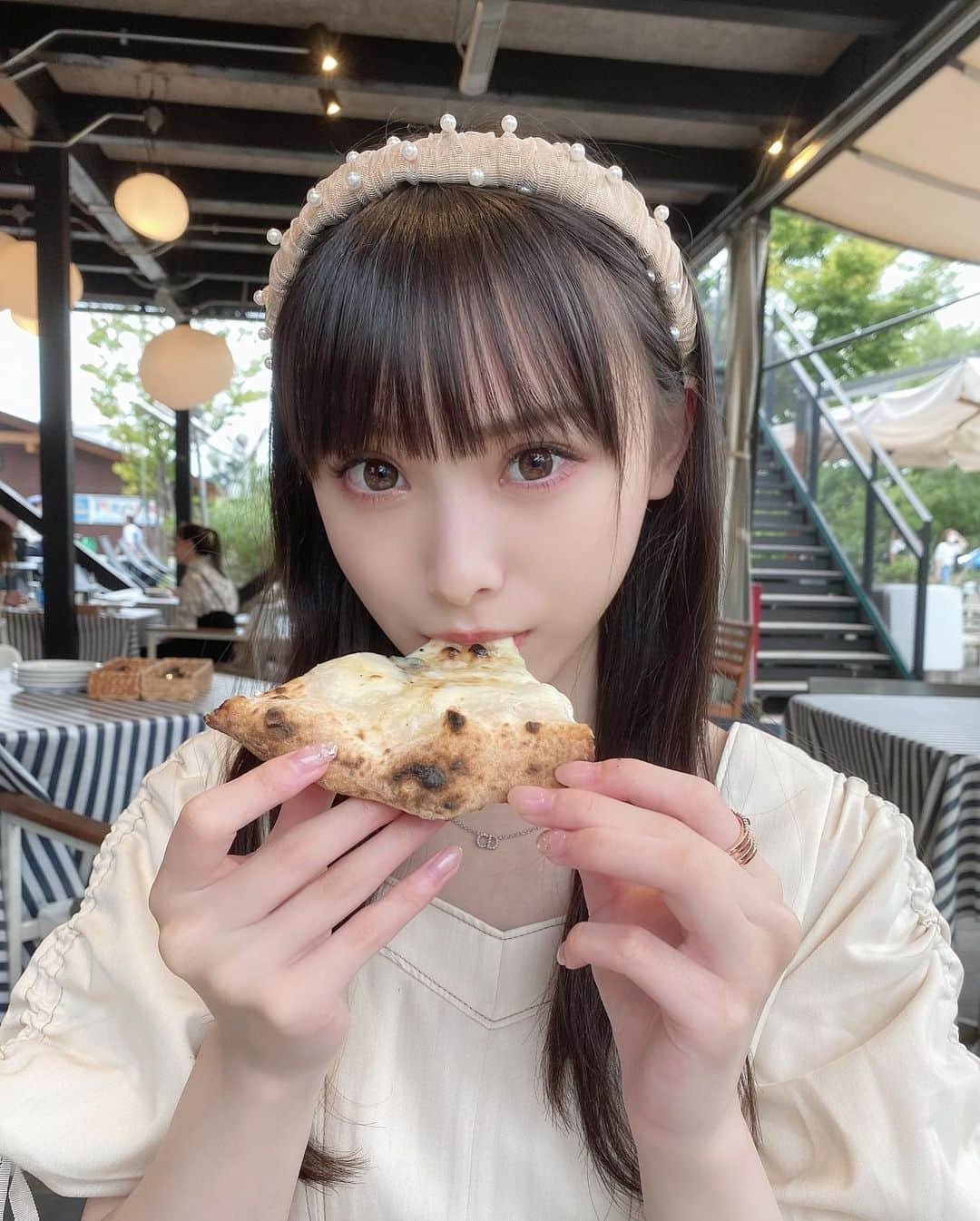 梅山恋和さんのインスタグラム写真 - (梅山恋和Instagram)「🍕  . .  蜂蜜かけるピザおいしい🍯  . .  #窯焼き#ピザ#カチューシャ #美味しい#557#おもち映え」9月17日 19時31分 - cocona_umeyama