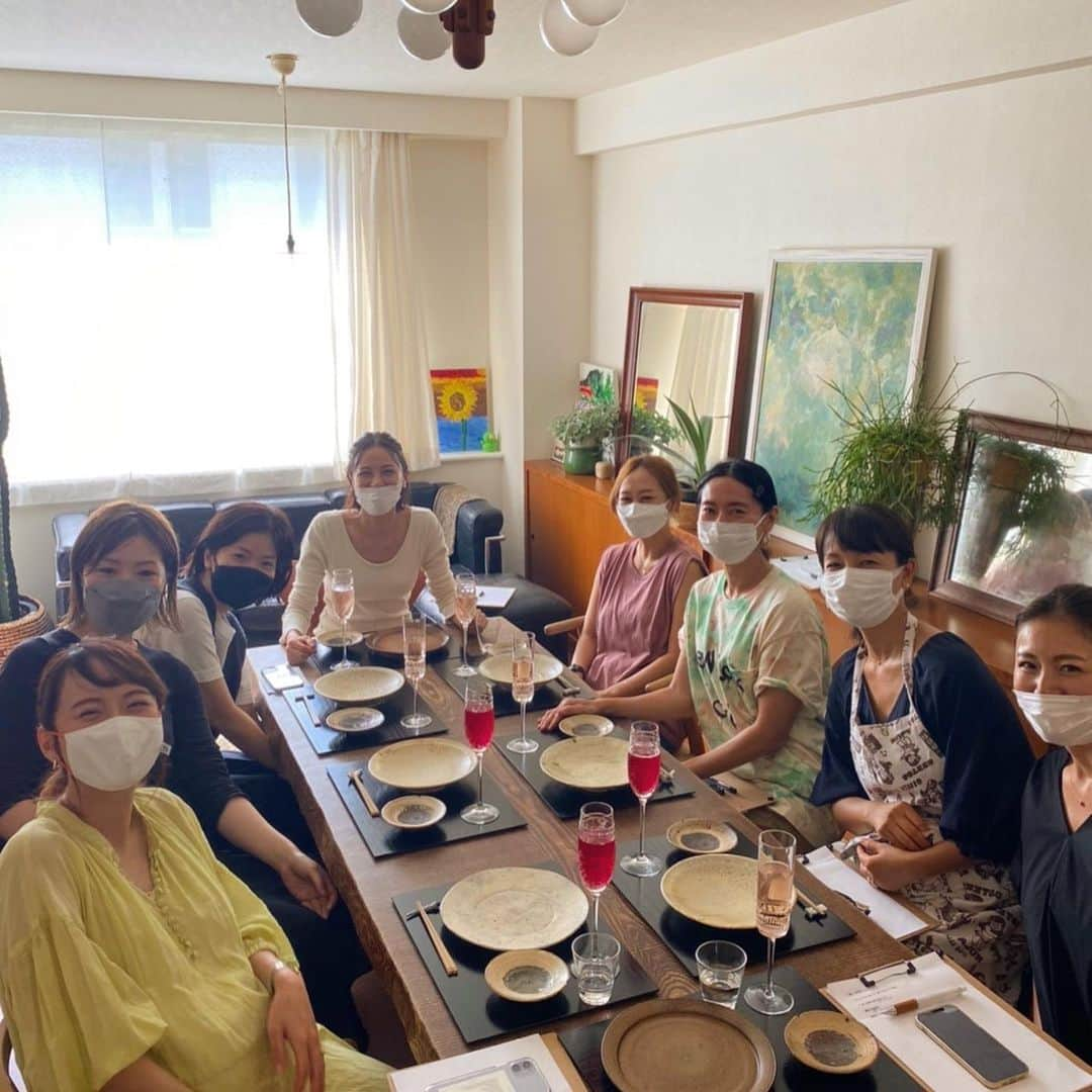 鉢嶺杏奈のインスタグラム：「野口真紀さん @makinoguchi1022  の料理教室に初参加してきましたー❤️ 料理教室自体初めてで、この日をずっと楽しみに指折り数えてましたww  今回は蒸し料理がメイン🧺 ・れんこんとサツマイモ、豚バラ肉の重ね蒸し ・くずし豆腐と長芋の蒸し物 ・鶏肉の豆豉蒸し ・黒糖黒胡麻蒸しパン  どれも簡単であっという間に出来ました👀‼️ 蒸しって！コンロが汚れなくていい！w 食材のこと、調味料のこと、お皿達のこと。 私には刺激的でどれも新鮮でした＾＾  食を大切にする人は、心が豊かで 美味しいものは、人と人との距離を縮めるなと改めて感じました。 野口さんのお宅も素敵すぎて、、、 あーーー！ こんなセンスのいい女性になりたい！w  妊婦の私に 皆さん優しくしてくださりありがとございました❤️  何十歩も先をゆく先輩ママ達のさりげない会話が 私には頼もしくてかっこよくて、、、。  最高に心もお腹も充実した1日になりました❤️  なかなか新しい場所に赴くことが 難しい今だけど やっぱり人と人とが出会う場所や 新しい体験をさせてくれる場所 気持ちを動かしてくれる場所は こんな時期だからこそ必要だなって 思いましたとさww  教えてもらったレシピは 帰ってすぐ作りました❤️ うん❤️ やっぱり美味しいは無敵だ❤️  #野口真紀 #蒸し料理 #美味しいは無敵」