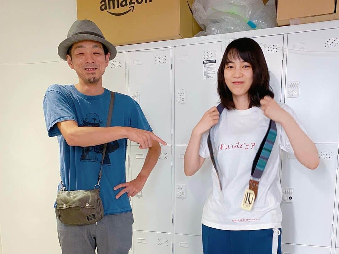 のん（能年玲奈）さんのインスタグラム写真 - (のん（能年玲奈）Instagram)「最後に宮藤さんとのツーショットを！🔥 このストラップ、宮藤さんから貰った！やったーー、嬉しいーー。 #Tシャツは塩田千春展のなんだけど #魂つながりで着てみた #愛が世界を救います #ただし屁が出ます」9月17日 19時39分 - non_kamo_ne