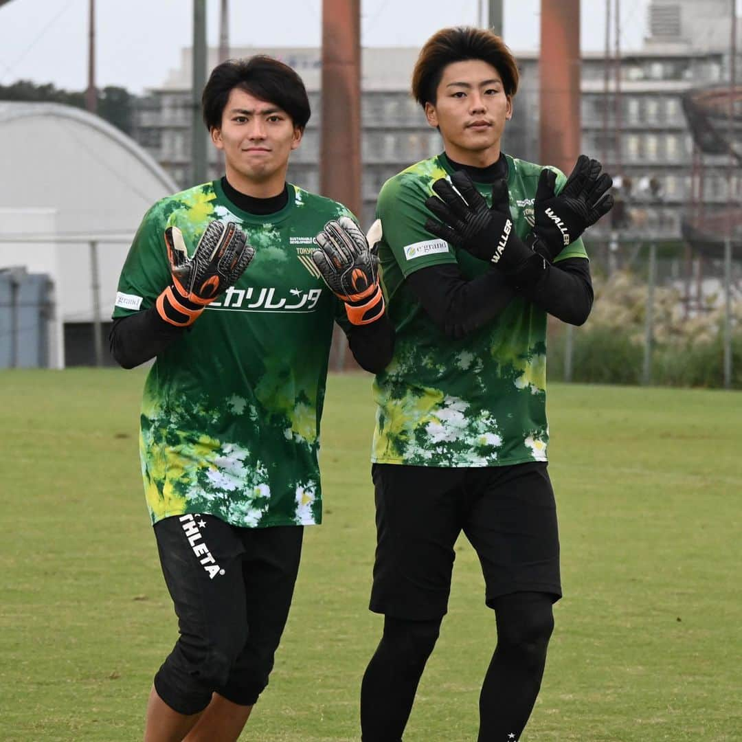 東京ヴェルディさんのインスタグラム写真 - (東京ヴェルディInstagram)「台風が接近してきている影響か、ランドはどんより曇り空。  トレーニング中はなんとか降られずにもちましたが、夕方のグラウンドは暗く、撮影には大苦戦しました（言い訳です）。  今日はフィニッシュの形を確認するメニューに時間を割きました。定型の連携だけでなく変化をつけるなど、試合を意識した内容。  試合前日のトレーニングを行う明日は大雨の予報ですが、試合当日は晴れの予報です。ぜひ味スタにお越しください！  #東京ヴェルディ #ヴェルディ #tokyoverdy #verdy #東京 #tokyo #新井瑞希 #端戸仁 #小池純輝 #梶川諒太 #富澤清太郎 #深澤大輝 #奈良輪雄太 #長沢祐弥 #佐藤久弥」9月17日 19時50分 - tokyo_verdy