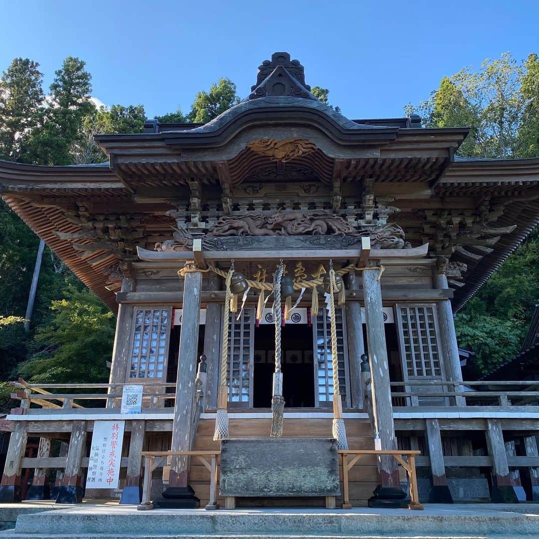 のインスタグラム：「スタッフOです。  お天気が心配されていましたが、 #気仙沼 は清々しい晴れ間で、 #おかえりモネ は予定通り先日クランアップしました！ 写真はロケでお世話になった#大島神社 です。 地元の皆さまのご協力をいただき、 撮影を無事に終えられたことの報告とお礼を兼ねて、 ロケの帰りにお参りしてきましたよ😊  来週の放送もお楽しみに〜♪ 皆さま、良い週末をお過ごしください！  #NHK#朝ドラ#島へ#永浦家のピンチ#島の皆んなが助けてくれました#気仙沼湾横断橋#気仙沼さきてけらいん#ありがとうございました#鈴木京香#kyokasuzuki」