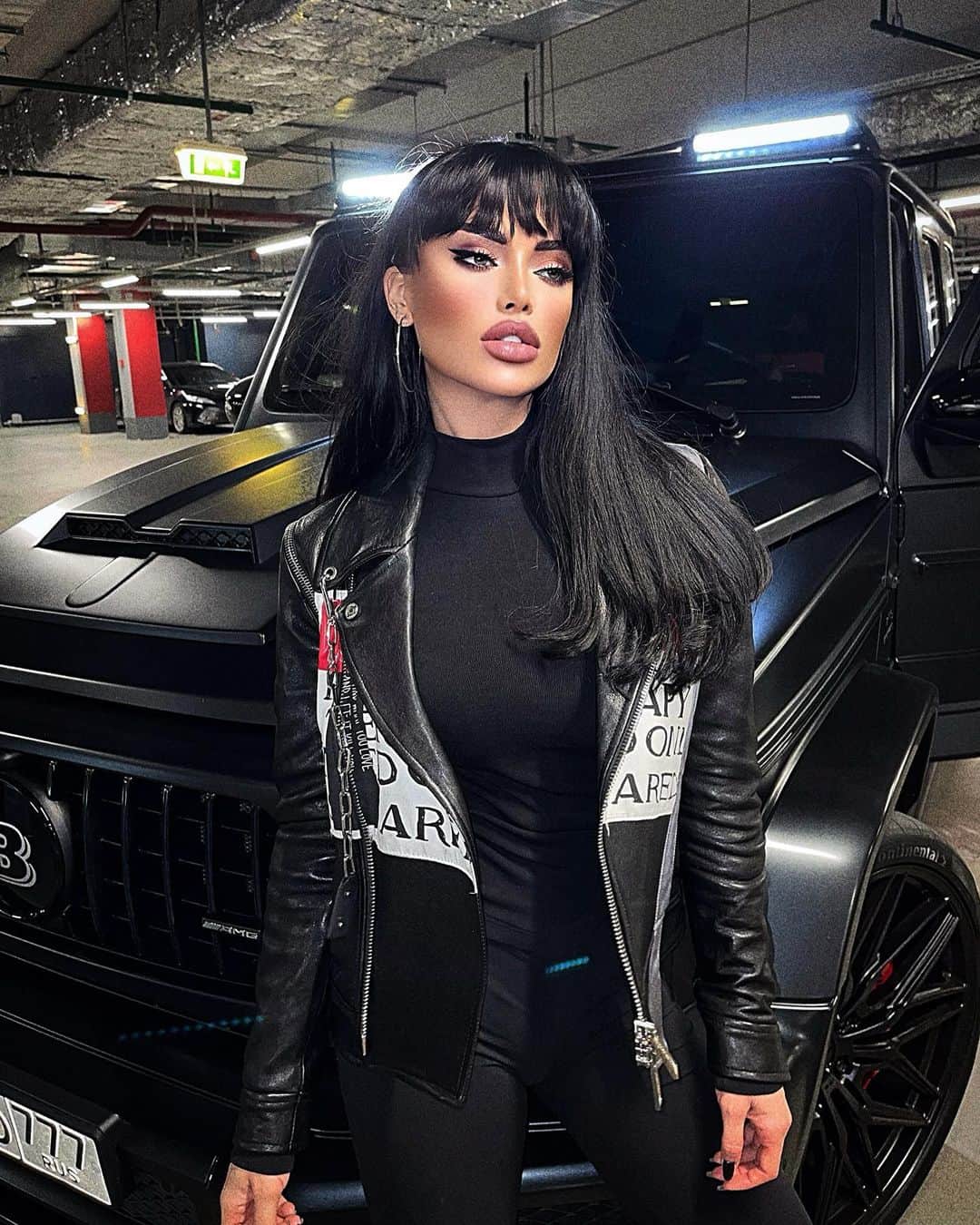 Nita Kuzminaのインスタグラム：「Не понимаю людей, которые говорят о том, что авто - это всего лишь железо.  Я например, обожаю своего Демона, и считаю его частью себя/отражением себя! Космические ощущение! 🖤 (листайте фото)  #BRABUS #G63 #MyDemonBoy」