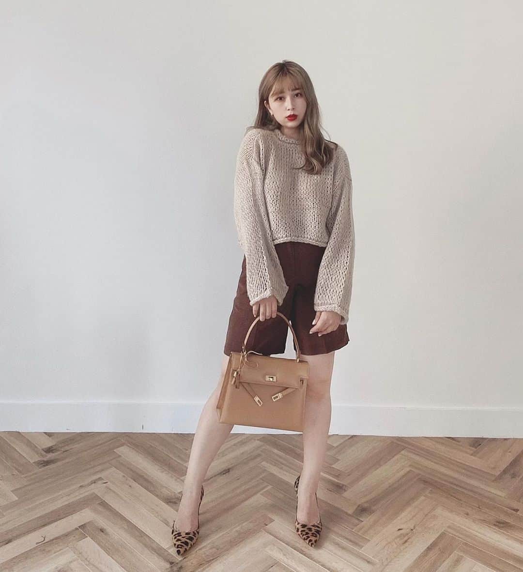puinpiのインスタグラム：「PANTS  ショートニットとハーフパンツと。  ショップのルックでは、ロングブーツを 合わせたのだけど、 私は秋はパンプスも好きだなーと♡  ソックス合わせもいいな…♡  2021/09/19 PM21:00 release  #Pui #Puishop #ニット #バンツコーデ」