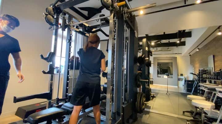 青木茉里奈のインスタグラム：「⛳🍂️🔜🏋️‍♀️ 「今日かなり体力的にきついので、追い込んで下さい」ってお願いしたら、凄くしっかりやって下さいました🤲🏻笑 メニューは、毎回同じではなくて、まずその日の腰の調子を考慮してもらって、毎種目必ずその筋肉に効かせられているか&綺麗なフォームかをチェックをしながら取り組んでいます🏋️‍♀️ 段々と筋力がついてきたことを実感しつつ、まだまだ飛距離、体力共に向上していきたいので、限界まで頑張ろうと思います..!! 今日も、充実した1日に感謝です..✨ _ _ _ _ _ _ _ _ _ _ _ _ _ _ _ _ _ _ _ _ _ _ _ _ _ _ _ _ #golf #training #andperse #ecco #eyevol」