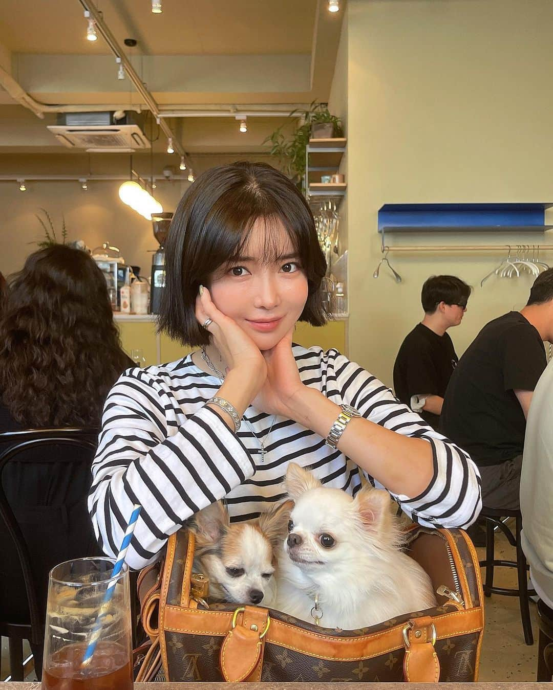 アン・シネさんのインスタグラム写真 - (アン・シネInstagram)「Flat white, smashed avo and my lovely ladies 🐶 Perfect way to start the day 😌」9月17日 12時46分 - shinaeahn