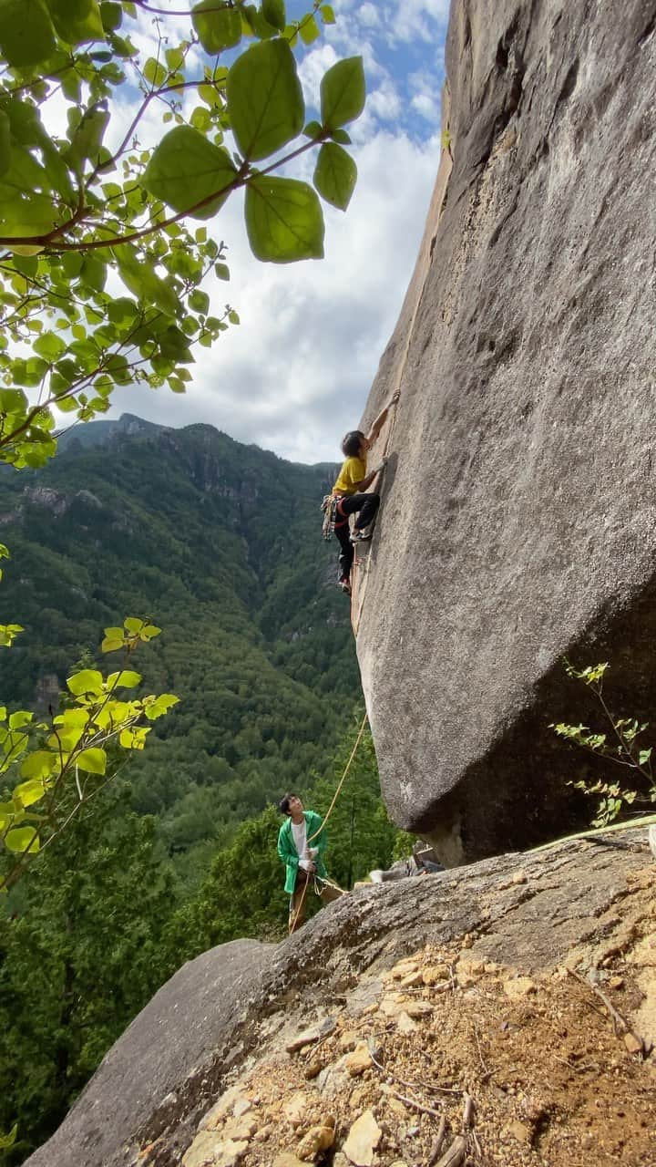 安間佐千のインスタグラム：「Beautiful day at Mt. Ogawa last week! This classic finger crack called Overheat 5.11c is hidden behind Mara Rock. It was mentally challenging to run out from C0.1 and C0.2! I’m not confident to use nuts for onsighting hard finger crack but it is necessary to get used to.   It has been long time since my last touch the granite rocks. Such a amazing feeling!  先週の久々の小川山では、カサブランカやジャックと豆の木を登ったあと、隠れた名作であるオーバーヒートをオンサイトトライ。綺麗に走るフィンガークラックがそそる。出だしの硬め取り後はキャメロット01と02を決めて勝負することとなり、ド派手には落ちられなく、怖かった。ハードなフィンガーにはやっぱりナッツが安心だが、オンサイトとなるとまだうまく扱えない。緊張感ある良いクライミングだった！  久しぶりに花崗岩触ったけどやっぱり良い。また行こう。　  🎥　by @ogino_shota  @crazy.ryoma  @arare.rei   @adidasterrex  @petzl_official  @fiveten_official  @newhale_japan  #アルテリア」