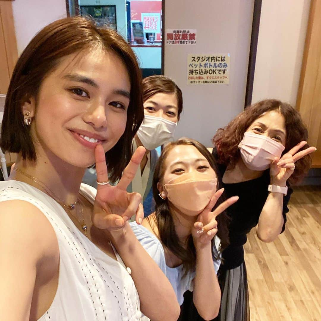 佐藤晴美さんのインスタグラム写真 - (佐藤晴美Instagram)「アナザースカイ見ていただいた皆様、 ありがとうございました😊 (コメントくださった皆様上げ直しすみません💦)  ここで、せっかくなので ロケのオフショットを💓  1.2.3枚目 ここが私のアナザースカイ山形！🏔  4枚目 通っていたスタジオの今の生徒さん達がロケの終盤に偶然スタジオにいらっしゃったので、みなさんと📷🤍 元気でキラキラしてて眩しくて可愛かったです🥺  5枚目 実はハウスも習っていたのですが、 当時教えてくれていたカズエイ先生とも偶然会えましたので✨ カメラから逃げる逃げる！😂 この日もレッスン前に外で汗だくで練習してました！！約13年くらい経ちますが全く変わらぬスタイル、尊敬です。 猫もいるよ。  6枚目 mako先生、ともこ先生、マユ(友達)とインタビュー後に📷🤍 あたたかい場所☺️離れてるけど、いつもみんなの健康を心から祈ってまーす💚  7.8枚目 街中でお会いしたファンの方が働いていたジェラート屋さんに立ち寄らせていただきました💓お米のジェラート。  9枚目 大好きな『いわい』のどんどん焼き。 たまらんです。  10枚目 お母さんの餃子を食べた部屋の縁側が気持ちよかったのでした🥟(あづま荘)  以上です！ 長々と失礼いたしました！😂  山形いいところなのですっ♪  よーし、また頑張るぞっ😊」9月17日 14時02分 - sato_harumi__official