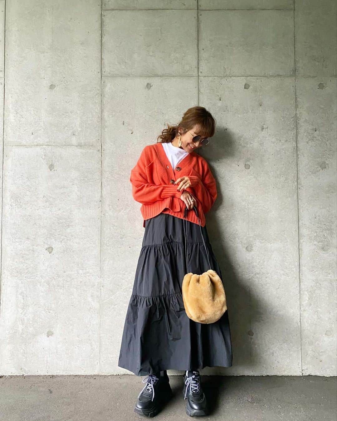 Mai Wakimizuのインスタグラム：「今年は断然ショート丈が気になる！大きめのボタンとポケット、サイドの深めスリットが良い仕事してくれてるラムウールカーディガン。この綺麗なオレンジも秋にぴったりー！ほどよくゆったり、だけどコンパクト。今季のLINKABLEはパンツやスカートが多いので、是非合わせて欲しい1枚です＼(^o^)／ そしてスカートもめちゃカワ♡ティアードだけどツルシャカ素材が可愛くなりすぎない♡思いっきりロング丈で楽しめます＼(^o^)／ #wakkinstyle#ootd#coordinate cardigan&skirt:#linkable @linkable_official(伊勢丹先行発売予定) ------------------------------ 【popup shopのご案内】 日時:2021年9月22日(水)〜28日(火) (24日(金)はイベント開催につき終日休業) 場所:伊勢丹新宿店 本館1階 婦人雑貨／イセタンリーフ  ------------------------------」