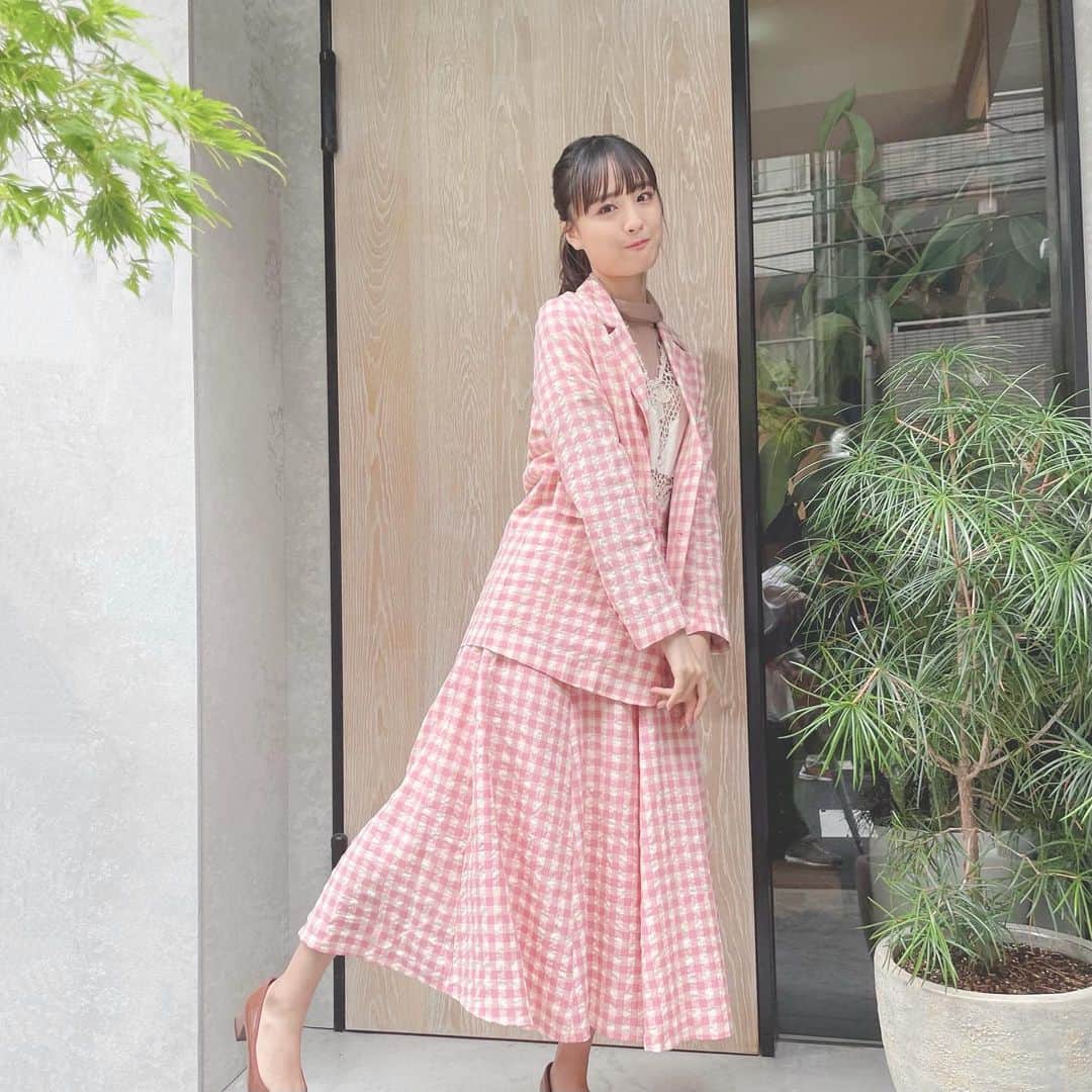 大友花恋さんのインスタグラム写真 - (大友花恋Instagram)「遅くなりました~💦💦 ブランチのロケのお衣装です。 とっても可愛かったピンクチェックのセットアップ。 可愛くて出し惜しみしていたら、こんなに時間がたってしまいました~🙇‍♀️」9月17日 15時06分 - karen_otomo