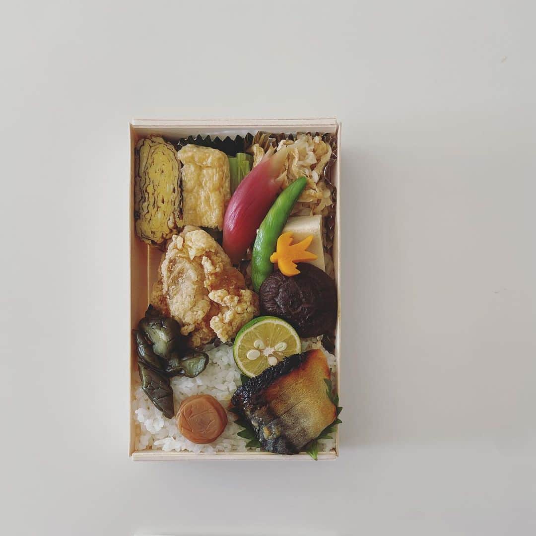 のインスタグラム：「先日の撮影お昼ごはん。麻生要一郎さんのお弁当。  撮影の時は料理したものを食べるのでいつも自分の味。撮影が終わって試食の時はもう頭がお腹いっぱいで（頭がお腹ってヘンだけれど）進んで食べたい気持ちにはならず…。（人が食べてくれるのを見るのが好き） 買ってきてくれたおむすびなんかが妙に嬉しかったりします。先日の撮影はご褒美みたいな日でした。食べてみたかった、会ってみたかった麻生要一郎さんのお弁当、そして食後はお誕生日メロンのご相伴にも預かった。要一郎さんのお弁当は手をかけた愛情がいっぱい詰まっていました。  たまには人が作ってくれたもの食べたいですよねぇ。これは世のお母さんたち皆んな、そう思ってるはず。ご褒美があるから、またがんばれる‼︎」