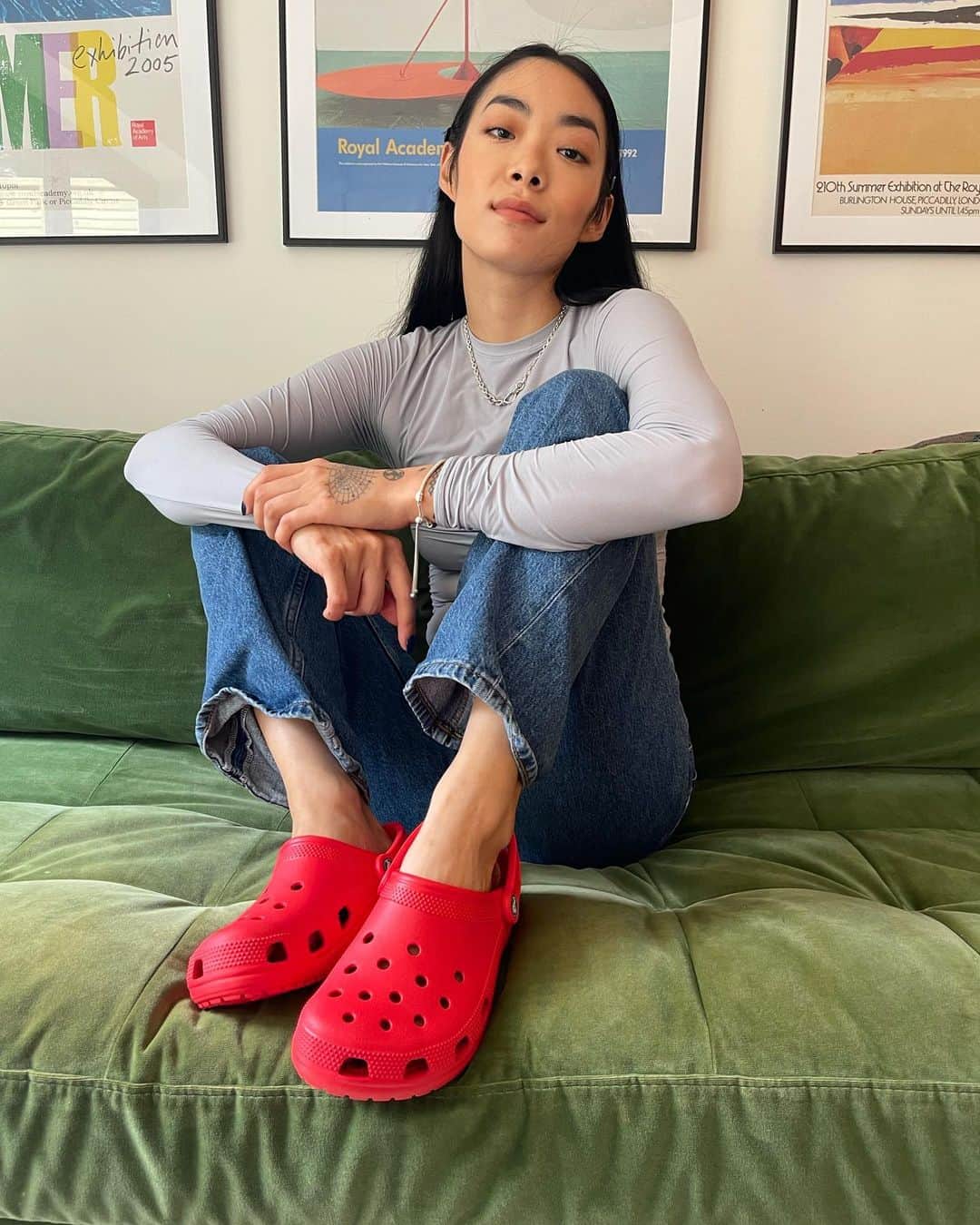 リナ・サワヤマのインスタグラム：「sometimes I’m cute and wear my crocs !!! like I'm genuinely converted 🥺 today marks a special day for them, find out about their new initiatives on their page 👉🏻👉🏻👉🏻 @crocs @crocsjp #comfortwithoutcarbon #ad」