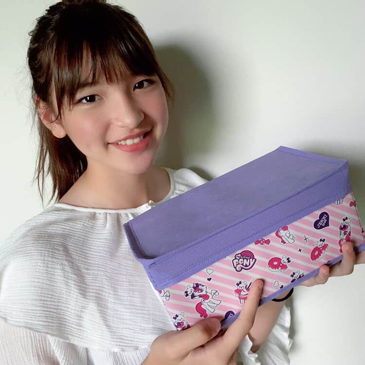 ニコ☆プチのインスタグラム：「マリアのふろくの使い方をチェック🍒　いっぱい入るから便利だね🤍 . .  私はこの中にハンカチやティッシュ、マスク、ハンドサニタイザーミストを入れたよ❗ 朝、学校に行く時にサッと取り出して準備できるからとっても便利👍  . .  #ニコプチ #ニコプチふろく #プチモのふろくの使い方  #ニコプチふろくのある生活  #ジェニィラブ #マイリトルポニー  #ふろく #浦田聖愛」