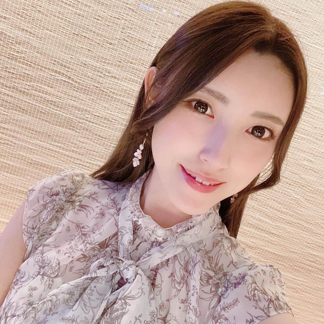 森沢かなのインスタグラム：「連勤がやっとおわったので ここ2日間はメンテナンスday🙌  もっとお仕事いただけるようにがんばるから みんなも作品購入やイベント参加(とても大事🥺) フォローなどでこれからも応援よろしくね❤️」