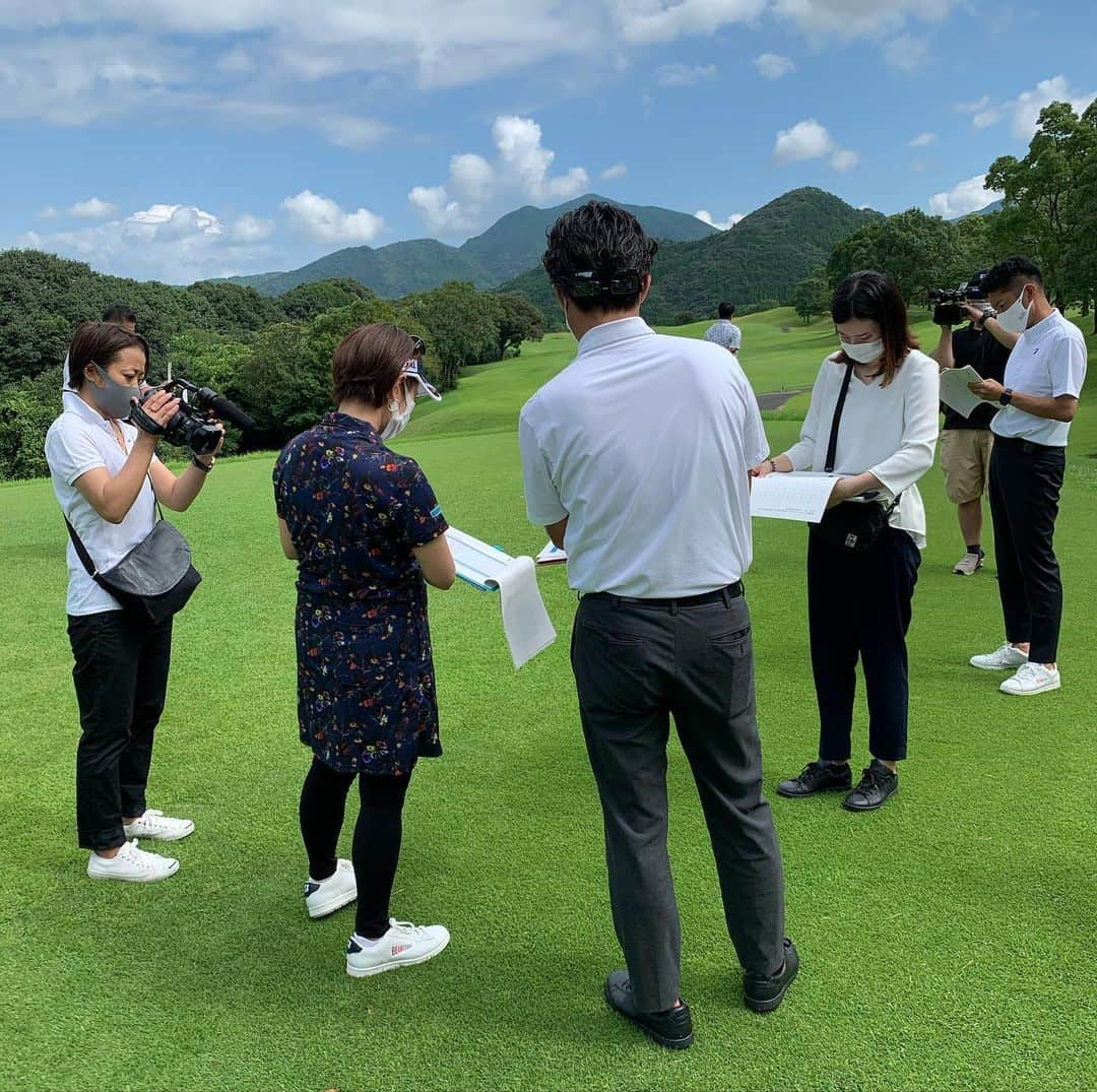 宮里藍さんのインスタグラム写真 - (宮里藍Instagram)「昨年はオンラインでの第1.5回大会という形になりましたが、今年は @am_invitational  #宮里藍インビテーショナル が佐賀県の #若木ゴルフ倶楽部 様にて9月18(土)~20(月・祝)に開催されます！まだまだ大変な状況には変わりはないですが、およそ30人のジュニア選手の皆さんに安心して出場して貰えるよう、しっかりと感染症対策を行いながら2日間競技を行います。  また上位5名の選手には、 @suntory_ladies への予選会への出場権が付与されます！期間中に兄の聖志の力も借りつつ、 今大会の特色でもある @lynnpia54 Vision54のレッスン会も行います！講師のピアとリンは、海外からの渡航となる為、今回は一緒に出来ず本当に残念ではありますが、代わりに私が講師を務めながらやっていきたいと思います！  この大会でVision54を通じて、少しでも選手の皆さんにとって今持っているゴルフの視野が広がるきっかけとなればとても嬉しいです…！そして2日間、選手の皆さんがどんなプレーを見せてくれるのか、心から楽しみにしています！！  #宮里藍インビテーショナル #aminvitational #SUNTORY #エアーサロンパス #JAL  #OAKLEY #vision54」9月17日 16時40分 - ai_miyazato