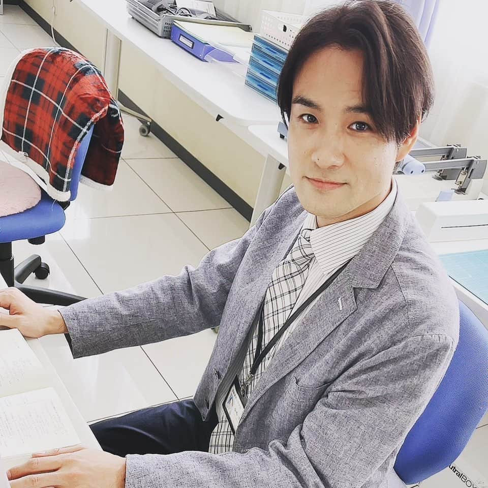 笠原秀幸さんのインスタグラム写真 - (笠原秀幸Instagram)「10月9日 23時40分スタート  東海テレビ・フジテレビ系全国ネット 「土ドラ」  『顔だけ先生』  に、藤嶋啓介役(数学の先生です👨‍🏫) で、レギュラー出演させて頂きます！  とっても楽しくて、心が動く、学園ドラマです🏫  職員室は、八嶋智人さんが明るく引っ張ってくださって、とても楽しい現場でございます！  写真は、貫地谷先生が、盛れるアプリで撮ってくれまし！たー！！ (髪も盛れてる💇🏻‍♂️)  土曜日の夜が楽しくなるような、そんなドラマの中の1人として、盛り上げていければと思います！  見てね！笠原でした⛱  #顔だけ先生」9月17日 17時07分 - kasahara_rarara