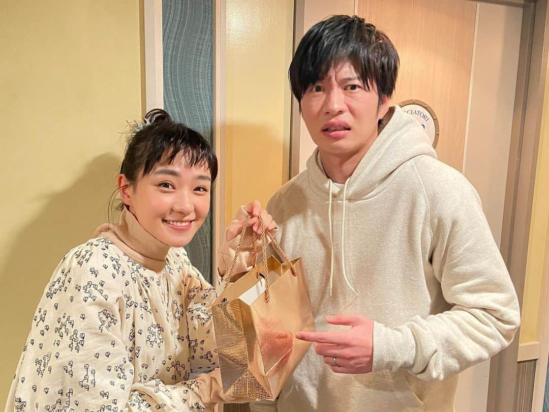 日本テレビ ドラマ「あなたの番です」のインスタグラム：「お待たせしました🙌 尾野ちゃん翔太くんオフショです✨ 船内でパシャリ📸  #奈緒 #田中圭 #すでに予告でザワつかせている #内緒ですよ #のシーン🤫 #またまた #翔太くんに謎のプレゼント攻撃🎁 #ビビりすぎな翔太くんw #中身は手作りのアレです #あなたの番です劇場版 #あな番  #ザワつく12月10日」