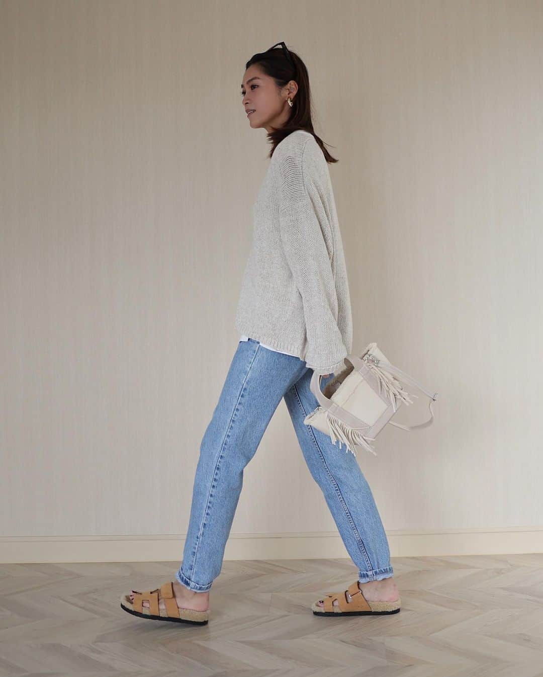 田中彩子さんのインスタグラム写真 - (田中彩子Instagram)「. なんでもママと一緒！🤎 なお年頃です😉 . knit...#therow jeans...#blackbymoussy  sandal...#manoloblahnik  bag... @ayako_bag  . 本日❣️  9/17(fri)22:00〜⏰⚡️  ◼️EcoSuedeToteBag[mini] ( New！) SAND,GrayBrown,IVORY CAMEL,KHAKI,LAVENDER  ◼️EcoSuedeToteBag[M] SAND,GrayBrown,IVORY CAMEL,KHAKI ( New！)  ◼️Drawstring Bag PEACH . 販売開始です！❤️ またまた5%OFFクーポンがBASEから発行されますので、是非ご活用ください🙏 詳しくは @ayako_bag WEBSHOPの最新BLOG記事をご確認下さいませ😊」9月17日 18時14分 - ayako_tanaka_