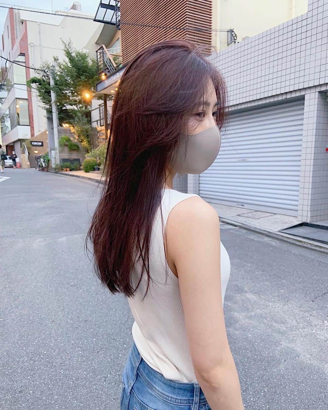 西野未姫のインスタグラム：「オフな日の私☺️  #休日コーデ #デニムパンツ  #痩せて二の腕出せるようになった #二の腕痩せ #47キロ切ったくらいで二の腕も痩せてきた #暇な時にねじる動きした #最近前髪かきあげ #秋カラー #22歳 #大人な女性目指します #どうですか」