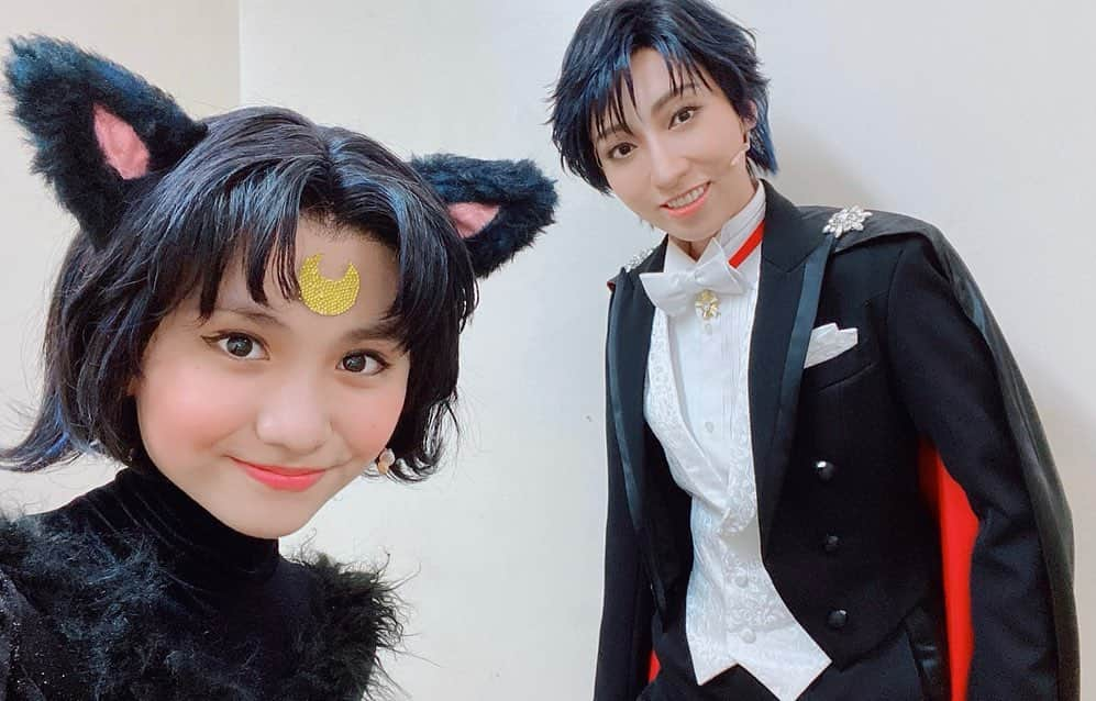 蒼羽りくさんのインスタグラム写真 - (蒼羽りくInstagram)「🌙🐈‍⬛❄️🌹👨‍🚀👩‍🚀🤍🤍 ⁡ ⁡ ⁡ ⁡ セラミューの楽屋 めちゃくちゃ楽しかったです🤍 楽屋の皆様に心からの感謝🙏✨ ⁡ お化粧前の並びは #ルナシャドー#人間ルナ 役の まりさちゃん(#MARISA さん)🐈‍⬛ #プリンセススノーカグヤ 役の さやかさん(#岡村さやか さん)❄️ #タキシード仮面#地場衛 役の私🌹 お二人にはお稽古場から 本当にお世話になったなぁ😭 ⁡ 背中側にはまりさちゃんの後ろから #猫ルナ 役の🐈‍⬛ ゆうねちゃん(#櫻井佑音 さん) #宇宙翔 役の👨‍🚀 沖ちゃん(#沖なつ芽 さん） #名夜竹姫子 役の👩‍🚀 七海ちゃん(#玉井七海 さん) ⁡ 皆さん、めちゃくちゃ優しい人で🤍 集中するタイミングとか おしゃべりするタイミングとか ゆうねちゃんがなぞなぞを出してくれて みんなで真剣に考えたり、 私が珍回答をだしても 優しく微笑んで？笑って？くれたり… 感染対策をしながら、 最大限に楽しく過ごさせていただきました🤍 本当に感謝です🙏✨🤍 ⁡ そして… 七海ちゃんと写真を撮っていなかった😱😱😱 楽屋での思い出写真や動画はあるものの… 衣装で撮ってなかった😭😭😭😭 あぁぁぁぁぁ。。。 いつか…また。。。🙏🙏🙏 ⁡ ⁡ ⁡ #セラミュ#セラミュー#かぐや姫の恋人 #楽屋#楽しかったなぁ #皆さんお気づきですか？#この楽屋 #イケメン翔を巡る美女たちと #タキの部屋 なんです🌹 でも#翔を抱えて運ぶのは#タキシード仮面 #なので#この楽屋は#翔と翔を囲む人々 #複雑な関係🤣🤣🤣🤣 1枚目#岡村さやか さん#MARISA さん 2枚目#櫻井佑音 さん 3枚目#沖なつ芽 さん」9月17日 18時28分 - riku_sorahane