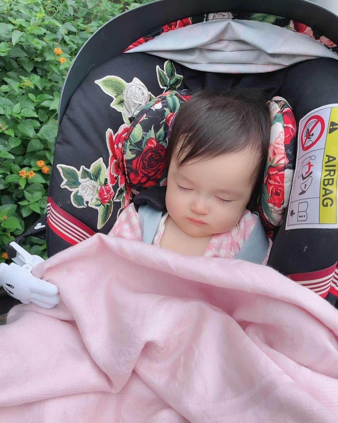 アレクサンダーのインスタグラム：「美人ちゃん今日病院で泣いて怒って寝ちゃった😵😵😵」