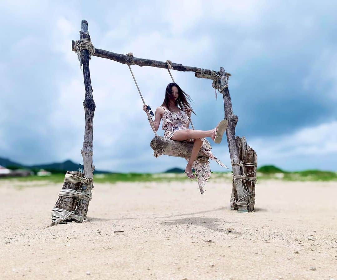 山崎みどりさんのインスタグラム写真 - (山崎みどりInstagram)「海を見ながらのブランコ🏖  ビーチの真ん中にポツンとあるのがかわいい♡  風が気持ち良くてずっとこいでた💗  動画は友達の指が入っちゃったけどそのまま載せた（笑）  #時差投稿#過去pic  ────────────────────────── #あざまサンサンビーチ #ブランコ#beach#beachgirl #インスタ映え #インスタ映えスポット#映えスポット #beachswing  #azamasunsunbeach#沖縄#okinawa」9月17日 18時40分 - midori_yamasaki_