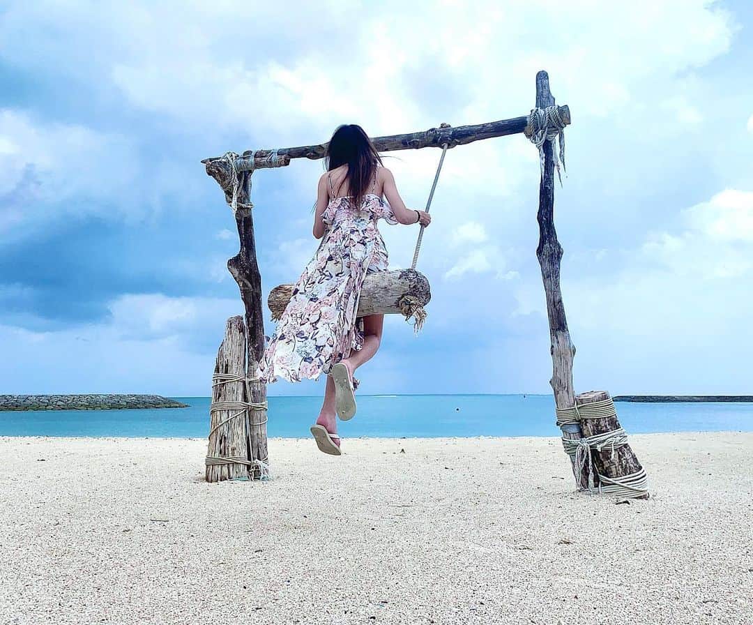 山崎みどりさんのインスタグラム写真 - (山崎みどりInstagram)「海を見ながらのブランコ🏖  ビーチの真ん中にポツンとあるのがかわいい♡  風が気持ち良くてずっとこいでた💗  動画は友達の指が入っちゃったけどそのまま載せた（笑）  #時差投稿#過去pic  ────────────────────────── #あざまサンサンビーチ #ブランコ#beach#beachgirl #インスタ映え #インスタ映えスポット#映えスポット #beachswing  #azamasunsunbeach#沖縄#okinawa」9月17日 18時40分 - midori_yamasaki_