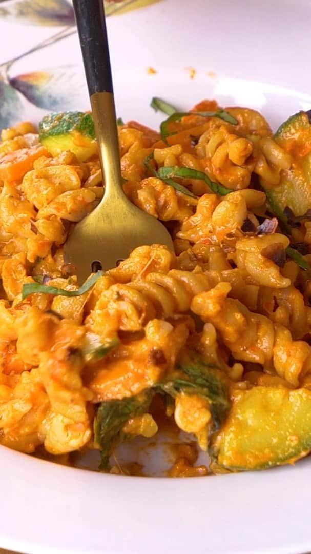 Archana's Kitchenのインスタグラム：「In the mood for something that's delicious, easy to make but healthy as well? Then this Baked Pasta in Creamy Bellpepper Sauce recipe is just the one for you. A mouth-watering combination of 24 Mantra Organic 0% Maida & 100% Whole Wheat Fusilli Pasta, fresh veggies, and a surprise twist with 24 Mantra Organic Jaggery Powder. Serving pure, organic, tasty goodness.  #24MantraOrganic #pasta #ChooseOrganic #EatHealthy #SnackTime #24MantraOrganic #HealthyMeals #OrganicFood #HealthyLiving #EatOrganic #StayHealthy #24MantraOrganic #FarmToFork #OrganicFood #OrganicLiving #OrganiFarming #OrganicProducts #OrganicLife #OrganicIngrediants #OrganicAgriculture #InstaFood #RegionalFood #DeshKaSwaad #Foodstagram」